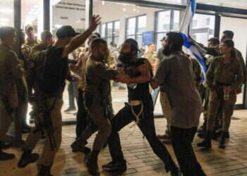 מהומות בבסיס בית-ליד בעקבות מעצר הלוחמים. צילום: AFP