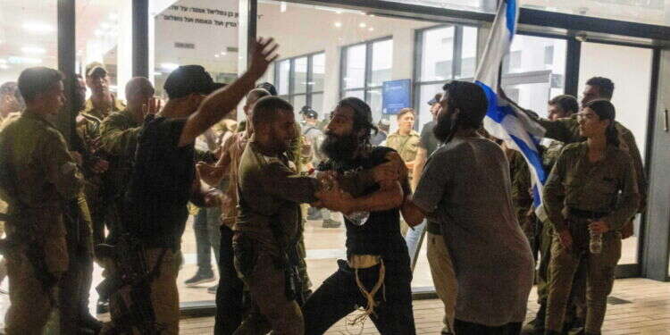 מהומות בבסיס בית-ליד בעקבות מעצר הלוחמים. צילום: AFP מהומות בבסיס בית-ליד בעקבות מעצר הלוחמים. צילום: AFP