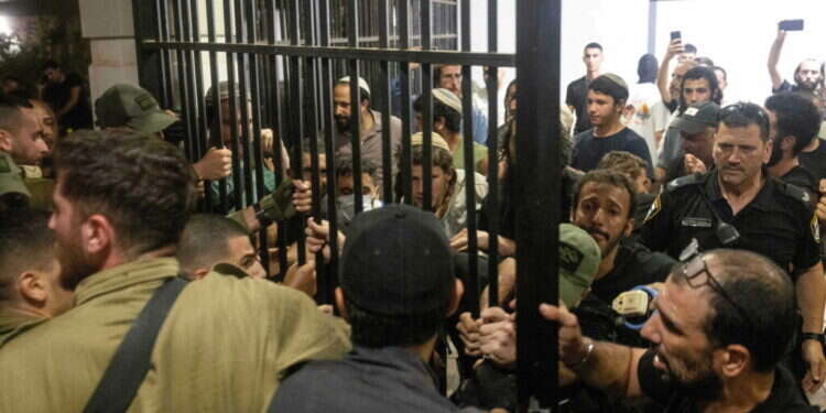 מהומות בבסיס בית-ליד בעקבות מעצר הלוחמים. צילום: AFP מהומות בבסיס בית-ליד בעקבות מעצר הלוחמים. צילום: AFP