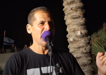 עמי דרור, ממובילי המחאות נגד ראש הממשלה. צילום מסך מתוך ערוץ היוטיוב של תנועת "חופשי בארצנו - מטה המאבק".