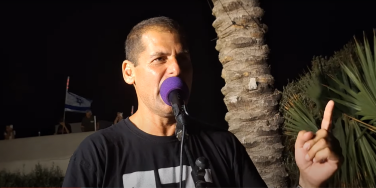 עמי דרור, ממובילי המחאות נגד ראש הממשלה. צילום מסך מתוך ערוץ היוטיוב של תנועת עמי דרור, ממובילי המחאות נגד ראש הממשלה. צילום מסך מתוך ערוץ היוטיוב של תנועת "חופשי בארצנו - מטה המאבק".