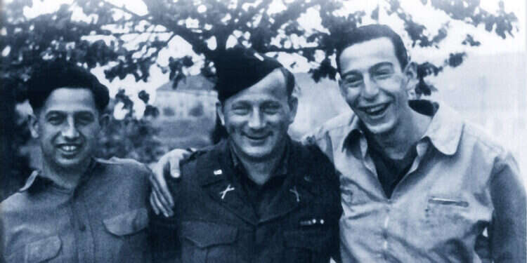 הצבא האמריקני השתמש בכישוריהם של פליטים יהודים למלחמה בנאצים. שלושה מ