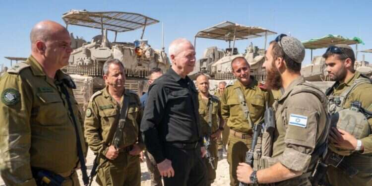 גלנט עם חיילים סמוך לרצועת עזה. צילום: אריאל חרמוני, משרד הביטחון חמש לפני המלחמה: האם ארה"ב מייבשת את משלוחי הנשק לצה"ל?