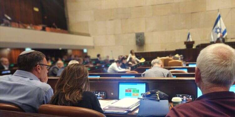 חברי מפלגת כחול לבן צופים בנאום. צילום: עמיאל ירחי מחיאות הכפיים בוושינגטון נשמעו היטב במליאת הכנסת