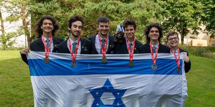 גאווה לאומית: חברי נבחרות ישראל במתמטיקה ובפיזיקה קטפו 11 מדליות אולימפיות