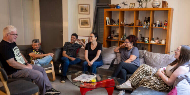 "אומרים 'כשהתותחים רועמים המוזות שותקות', אבל היא אמירה פשוט לא נכונה". מימין לשמאל: שרמן־פרידמן, דליות, פולק, צ'רקה, חזקיהו ופינק. צילום: אריק סולטן