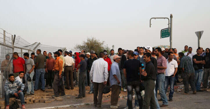 פועלים פלסטינים בכניסה ליישוב יהודי ביו אזרחות למשפחת הנייה: בג"ץ פורץ את שערי ישראל לאסון