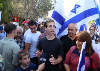 קבלת הפנים לסער אופיר, ששוחרר ממעצר אחרי שנחשד ברצח מחבל נוחב'ה, בביתו באלקנה. צילום: יוסי זליגר