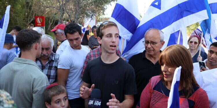 קבלת הפנים לסער אופיר, ששוחרר ממעצר אחרי שנחשד ברצח מחבל נוחב'ה, בביתו באלקנה. צילום: יוסי זליגר קבלת הפנים לסער אופיר, ששוחרר ממעצר אחרי שנחשד ברצח מחבל נוחב'ה, בביתו באלקנה. צילום: יוסי זליגר