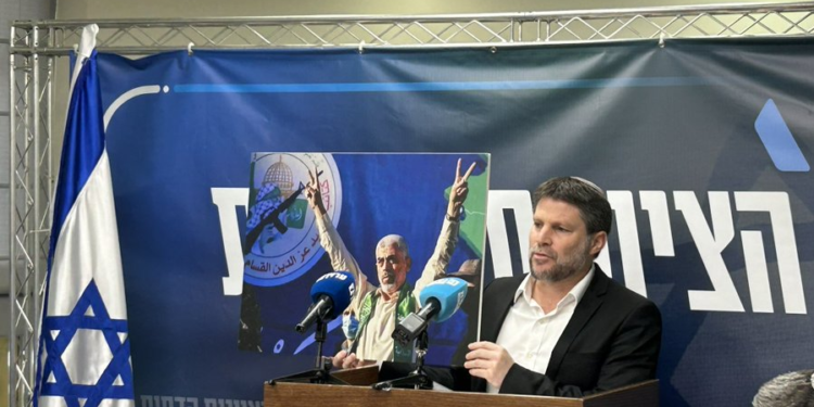 בצלאל סמוטריץ' בישיבת הסיעה, כאשר בידיו תמונה של יחיא סינוואר, היום סמוטריץ': "העסקה הזו היא תבוסה והשפלה לישראל – וניצחון לסינוואר"