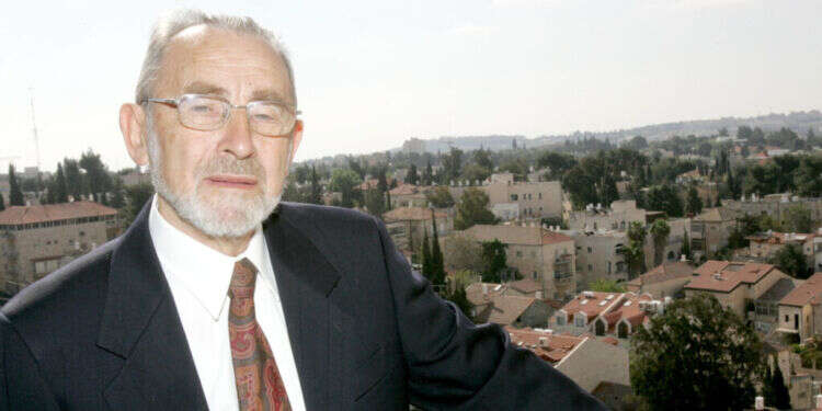 בשונה מחוקרים אחרים, הלבני איננו נחרץ בדבריו בשום שלב. הוא מציע, מהסס, מסייג, נדחק לפינה. צילום: מרים צחי בשונה מחוקרים אחרים, הלבני איננו נחרץ בדבריו בשום שלב. הוא מציע, מהסס, מסייג, נדחק לפינה. צילום: מרים צחי