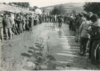 "אם גאל ה' את אדמתנו והרחיב את גבולנו, מניין לנו הזכות לסגת?". מתנחלים בסבסטיה, 1975. צילום: שעיה סגל