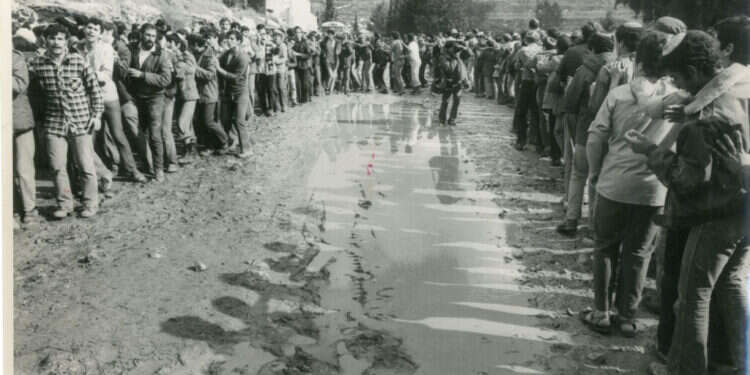 "אם גאל ה' את אדמתנו והרחיב את גבולנו, מניין לנו הזכות לסגת?". מתנחלים בסבסטיה, 1975. צילום: שעיה סגל