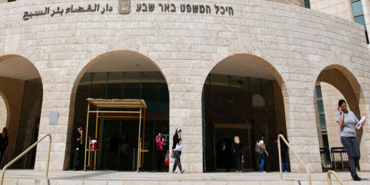 בית משפט באר שבע
צילום: יהודה פרץ
8/10/2015 אב ובנו מואשמים בביצוע עשרות עבירות הונאה בוואטסאפ