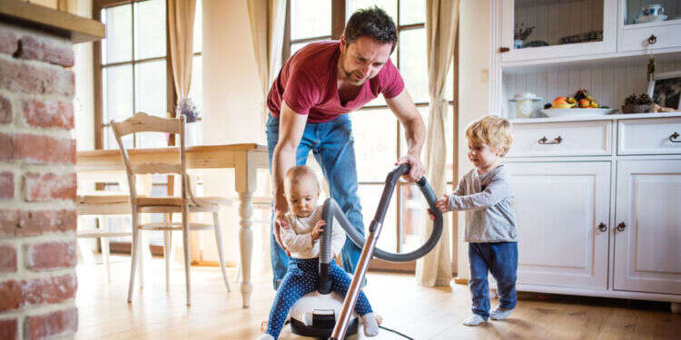 תביעה נגד ביטוח לאומי: הכירו בגבר הנשוי לאישה כ"עקר בית"