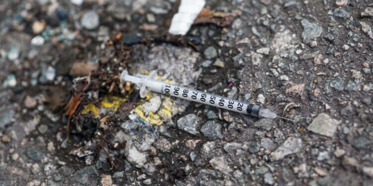 אילוסטרציה: שאטרסטוק קנאה חולנית: הרעיל את בת זוגו וגרם לה לנזק בלתי הפיך