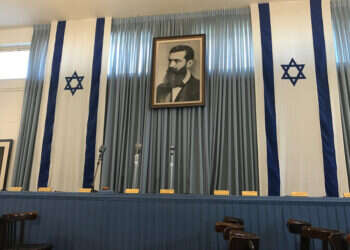 תמונתו של הרצל בהיכל העצמאות, תל אביב. צילום: שאטרסטוק