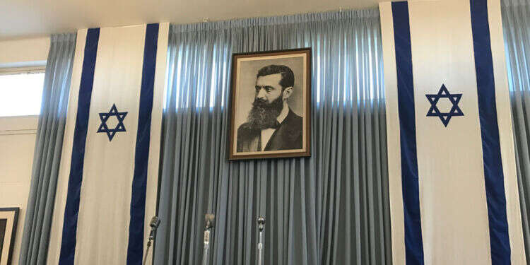 תמונתו של הרצל בהיכל העצמאות, תל אביב. צילום: שאטרסטוק תמונתו של הרצל בהיכל העצמאות, תל אביב. צילום: שאטרסטוק