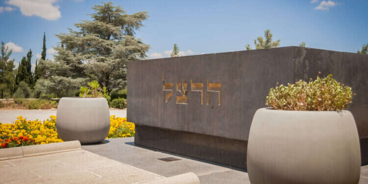 קברו של חוזה המדינה בנימין זאב הרצל, בהר הרצל. צילום:שאטרסטוק