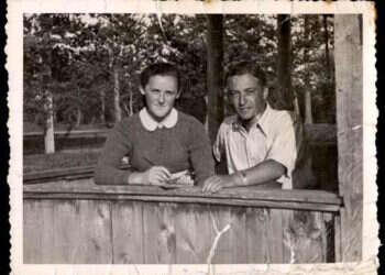 התצלום של יעקב נוח לב וחברתו לוסיה פיינשטוק. צילום: יד ושם לראות מה אנשים בחרו לקחת למחנות: משכן האוספים החדש ב"יד ושם"