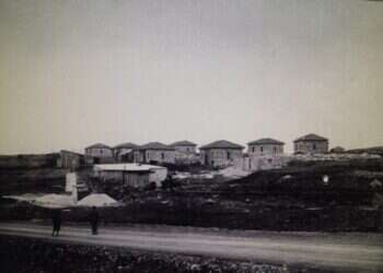 הבתים הראשונים בנווה יעקב. באדיבות משפחת רוטשילד הבתים הראשונים בנווה יעקב. באדיבות משפחת רוטשילד