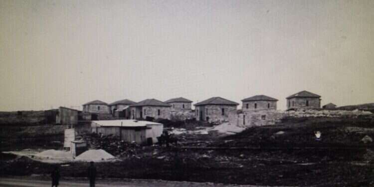 הבתים הראשונים בנווה יעקב. באדיבות משפחת רוטשילד