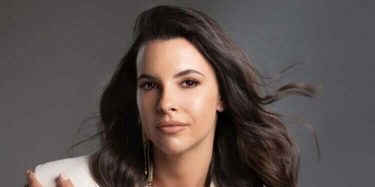 קארה גלי קופצני על נועה רוזין. צילום: שי יחזקאל אריאנה גרנדה או ג'ניפר אניסטון: התספורות הלוהטות של קיץ 2024