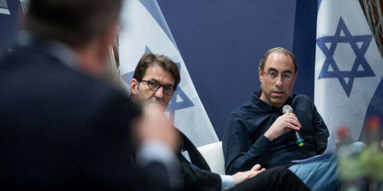 עיתונאים כמו עמית סגל וקלמן ליבסקינד, ושרים כמו אופיר סופר ואבי דיכטר, מוכיחים שאפשר לבטא עמדות ימניות בסגנון ראוי ומכבד. קלמן ליבסקינד. צילום: יונתן זינדל - פלאש 90