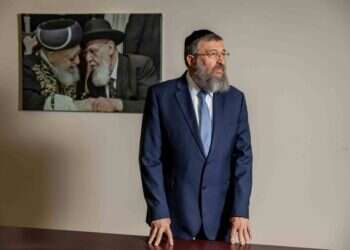 השר בן־צור בחדר סיעת ש"ס בכנסת, שלשום. צילום: נעמה שטרן