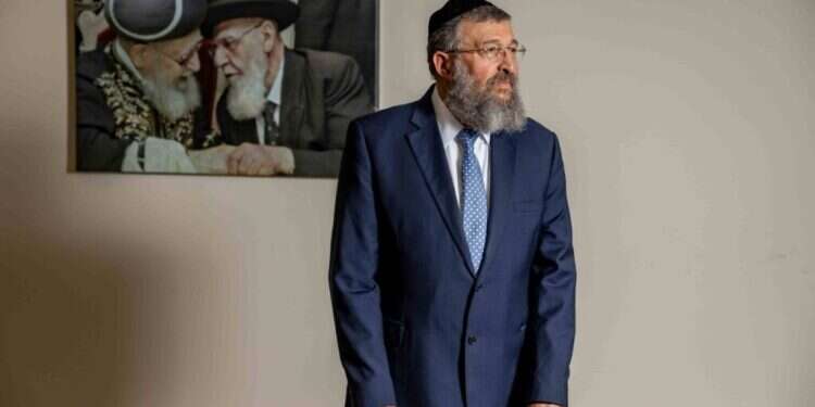 השר בן־צור בחדר סיעת ש השר בן־צור בחדר סיעת ש"ס בכנסת, שלשום. צילום: נעמה שטרן