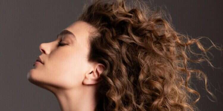 תלתלים לאילן מרגלית. צילום: שי יחזקאל אריאנה גרנדה או ג'ניפר אניסטון: התספורות הלוהטות של קיץ 2024