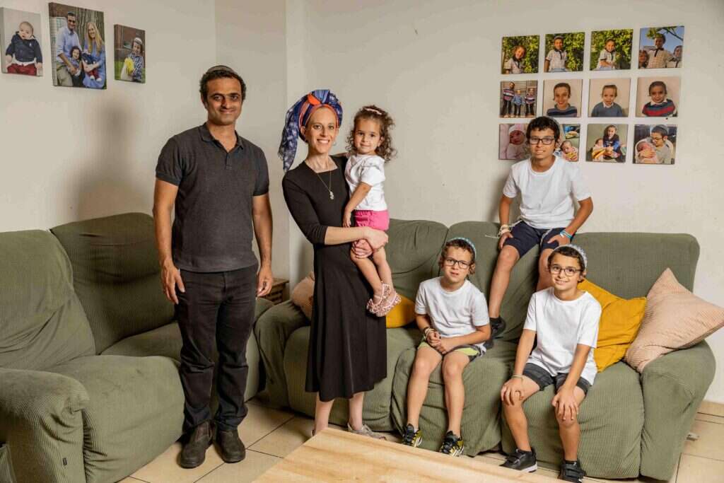 משפחת ביג'ל, בית־שמש. צילום: נעמה שטרן משפחת ביג'ל, בית־שמש. צילום: נעמה שטרן