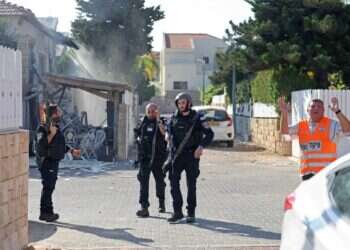 שוטרים בזירת לחימה באשקלון ב־ 7 באוקטובר. צילום: איי.אף.פי