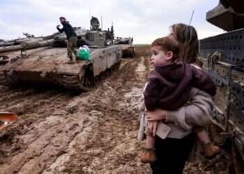 בת זוג של חייל מילואים מבקרת אותו בגבול הרצועה. צילום: איי.אף.פי