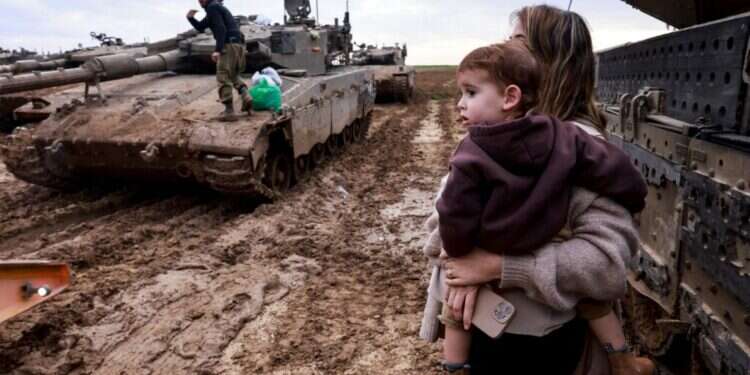 בת זוג של חייל מילואים מבקרת אותו בגבול הרצועה. צילום: איי.אף.פי