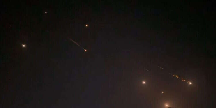 פיצוצים במסגרת המתקפה האיראנית על ישראל, בחודש אפריל. צילום: איי.אף.פי פיצוצים במסגרת המתקפה האיראנית על ישראל, בחודש אפריל. צילום: איי.אף.פי