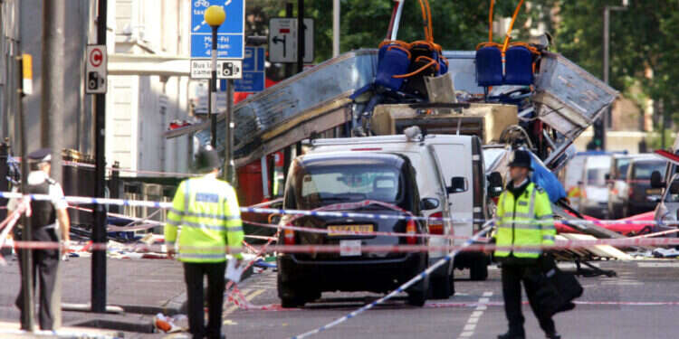 הטרוריסטים התגלו כבעלי אזרחות בריטית שגדלו והתחנכו במדינה. זירת הפיגוע בלונדון, יולי 2005. צילום: איי. אף. פי
