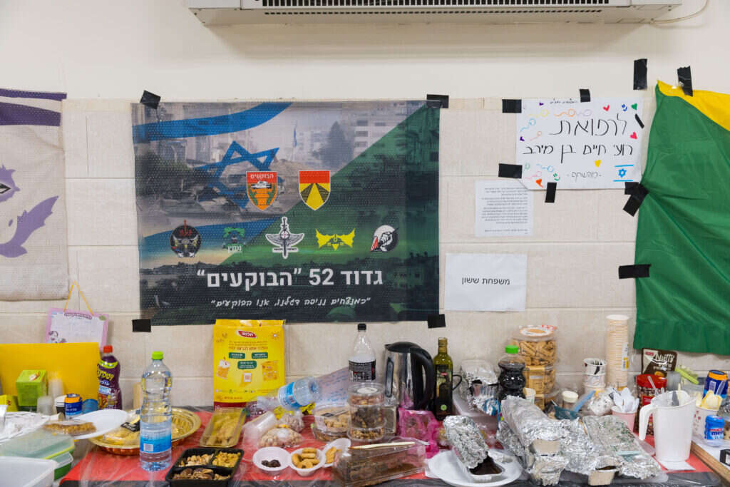 קשר עמוק בין משפחות הפצועים. מחלקת טיפול נמרץ בסורוקה. צילום: לירון מולדובן
