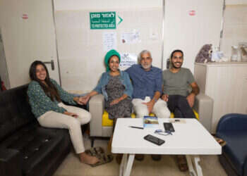 "אין לי טרוניה". משפחת ששון ונהורה, חברתו של רועי חיים. צילום: לירון מולדובן