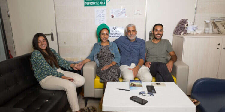 "אין לי טרוניה". משפחת ששון ונהורה, חברתו של רועי חיים. צילום: לירון מולדובן