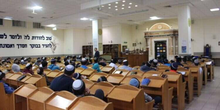 כשיש אזעקה, רצים לעמוד ליד ארון הקודש. בית המדרש בישיבת אביר יעקב. צילום: ישיבת בני עקיבא אביר יעקב נהריה "אחים מקשיבים": הישיבה התיכונית שלא מסתפקת בממ"ד