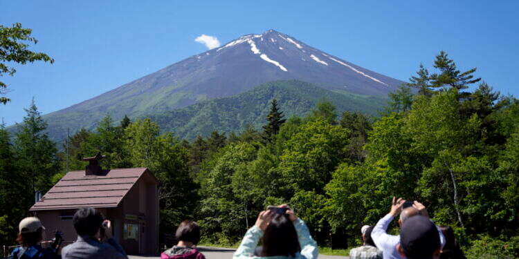 יפן: המחסום שנועד להסתיר את הנוף ולדלל תיירים – הוסר
