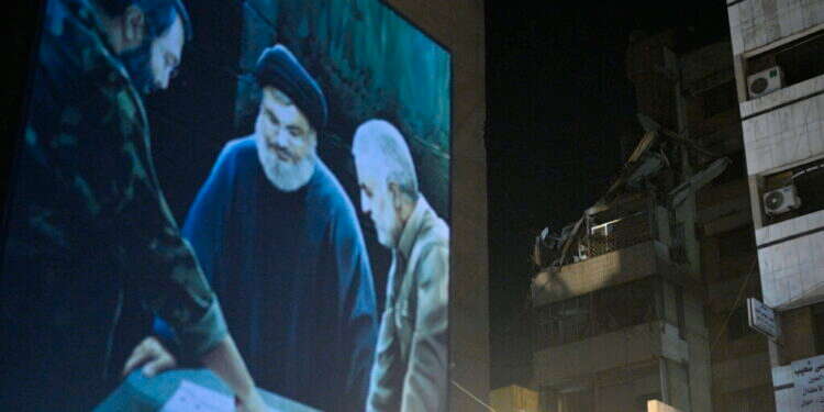 שלט חוצות בביירות ליד אתר החיסול של בכיר חיזבאללה פואד שוכר. צילום: אי.פי.איי "לא טוב לי רביעי. בחורי הישיבות יוצאים לבין הזמנים. אלה משוגעים אלה"