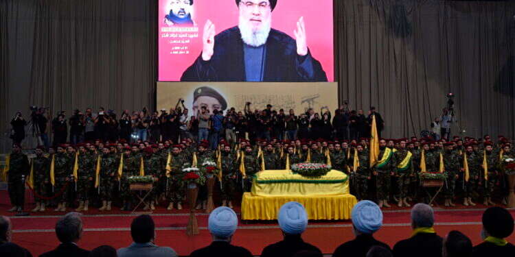 נסראללה נואם בטקס האשכבה של שוכר. צילום: EPA בכירי אמ"ן לשעבר: "האמירה 'פנינו לא למלחמה' היא אומללה"