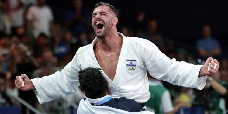 פיטר פלצ'יק לאחר הזכייה במדליית הארד באולימפיאדה. צילום: EPA/CHRISTOPHE PETIT TESSON "חרפה, מכניסים פוליטיקה לתחרויות": הוועד האולימפי יבדוק פוסטים של פלצ'יק