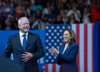 סגנית הנשיא והמועמדת לנשיאות ארה"ב, קמלה האריס, יחד עם סגנה, טים וולז. צילום: EPA