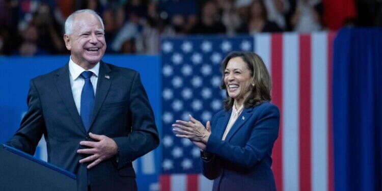 סגנית הנשיא והמועמדת לנשיאות ארה סגנית הנשיא והמועמדת לנשיאות ארה"ב, קמלה האריס, יחד עם סגנה, טים וולז. צילום: EPA