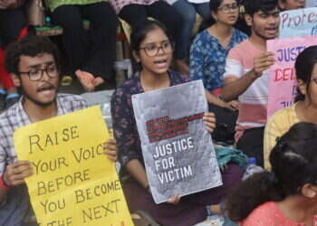 הפגנה היום (ב') בכלכותה; הודו, בעקבות תקרית אונס בעיר. צילום: EPA