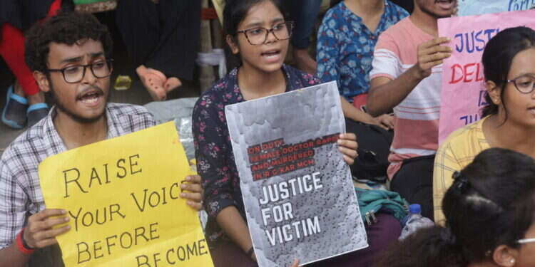 הפגנה היום (ב') בכלכותה; הודו, בעקבות תקרית אונס בעיר. צילום: EPA הפגנה היום (ב') בכלכותה; הודו, בעקבות תקרית אונס בעיר. צילום: EPA