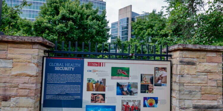 שלט מידע על אבעבועות הקוף ליד מטה ה־CDC האמריקני באטלנטה, השבוע. צילום: EPA מגפת אבעבועות הקוף: לא הקורונה, אבל קשה להעריך את הסיכונים